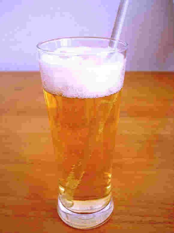 ビールにジンジャーエールを入れてかき混ぜる
