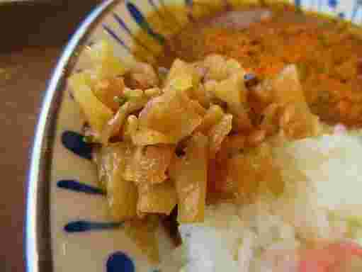 カレーに添えられた福神漬け