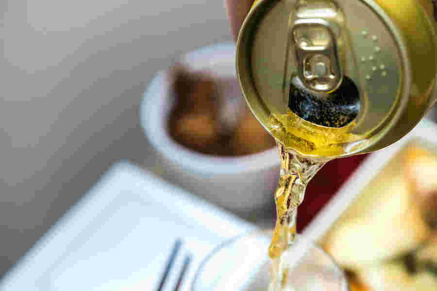 缶ビールを注いでいる様子