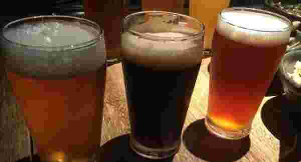 グラスに入った3種類のビール