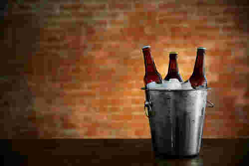 バケツの中に氷と瓶ビール