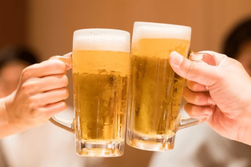ビールで乾杯している様子