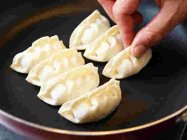 餃子をフライパンに並べている様子