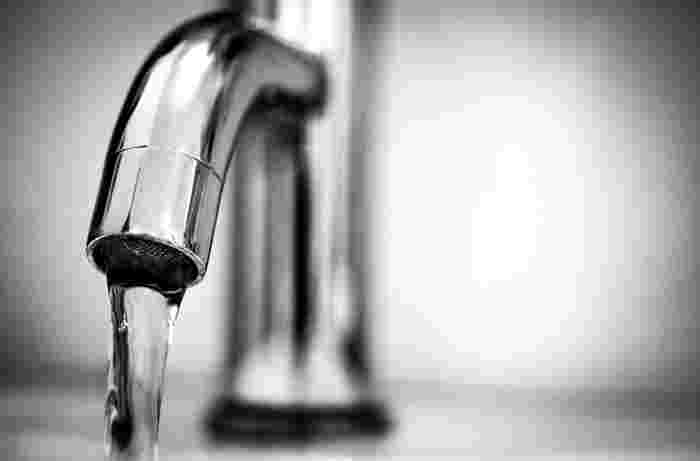 水道水の蛇口から水が流れる