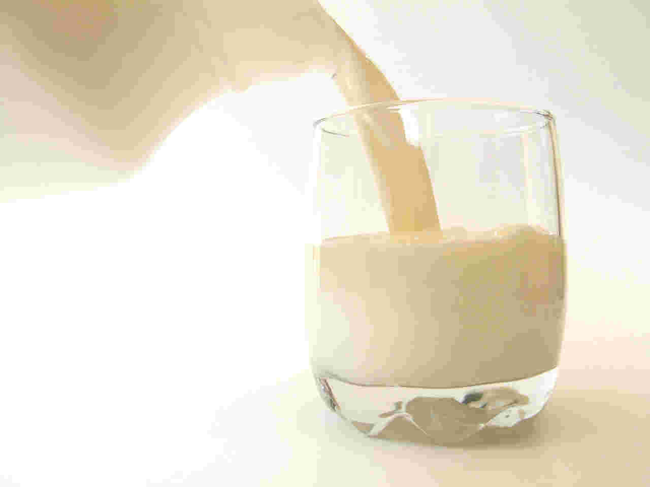 牛乳をそそぐようす