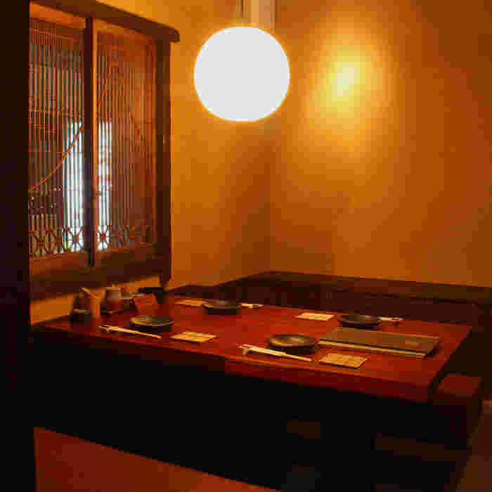 個室の居酒屋の席の様子