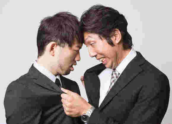 男性二人がもめている様子