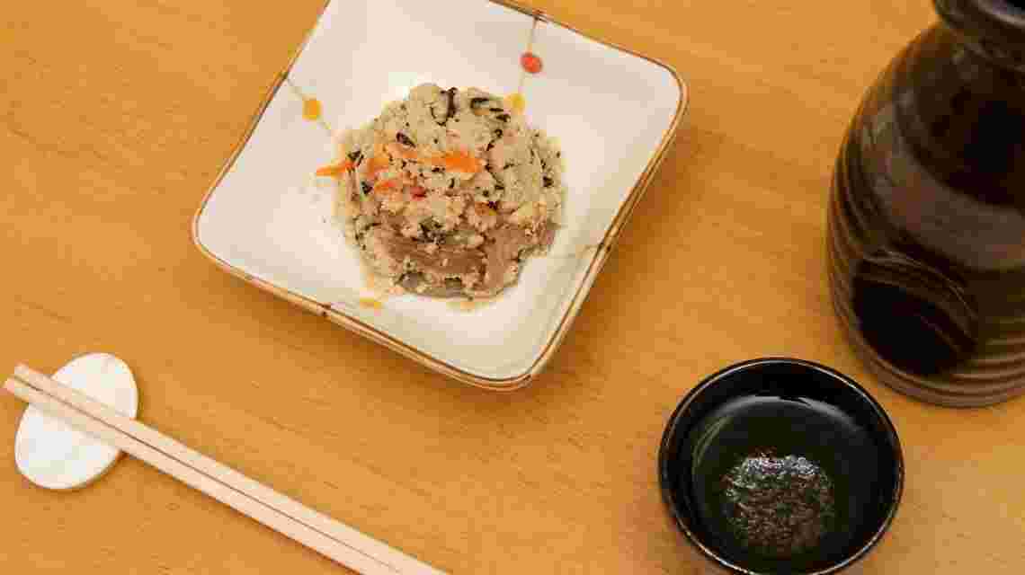 小鉢に入ってお酒と一緒に提供されているお通しの様子