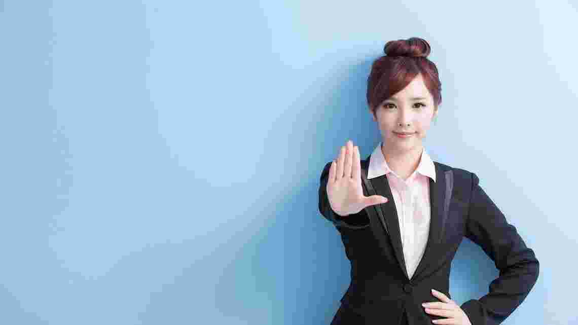 女性が断っている様子