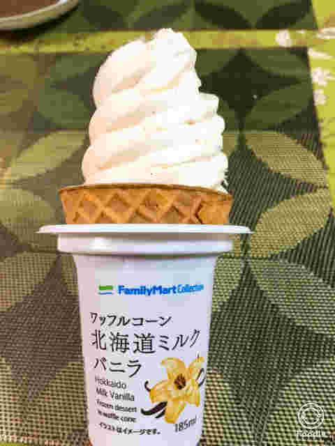 ファミリーマート ワッフルコーン 北海道ミルクバニラの外観