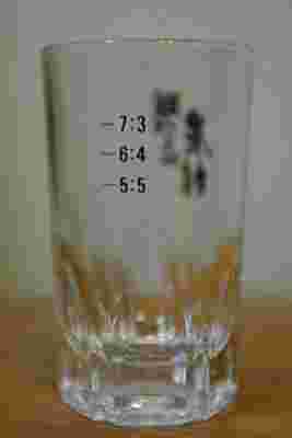 グラスに焼酎の割合の印をつけている様子