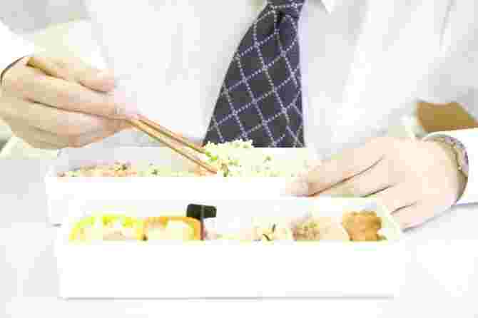 お弁当を食べる男性