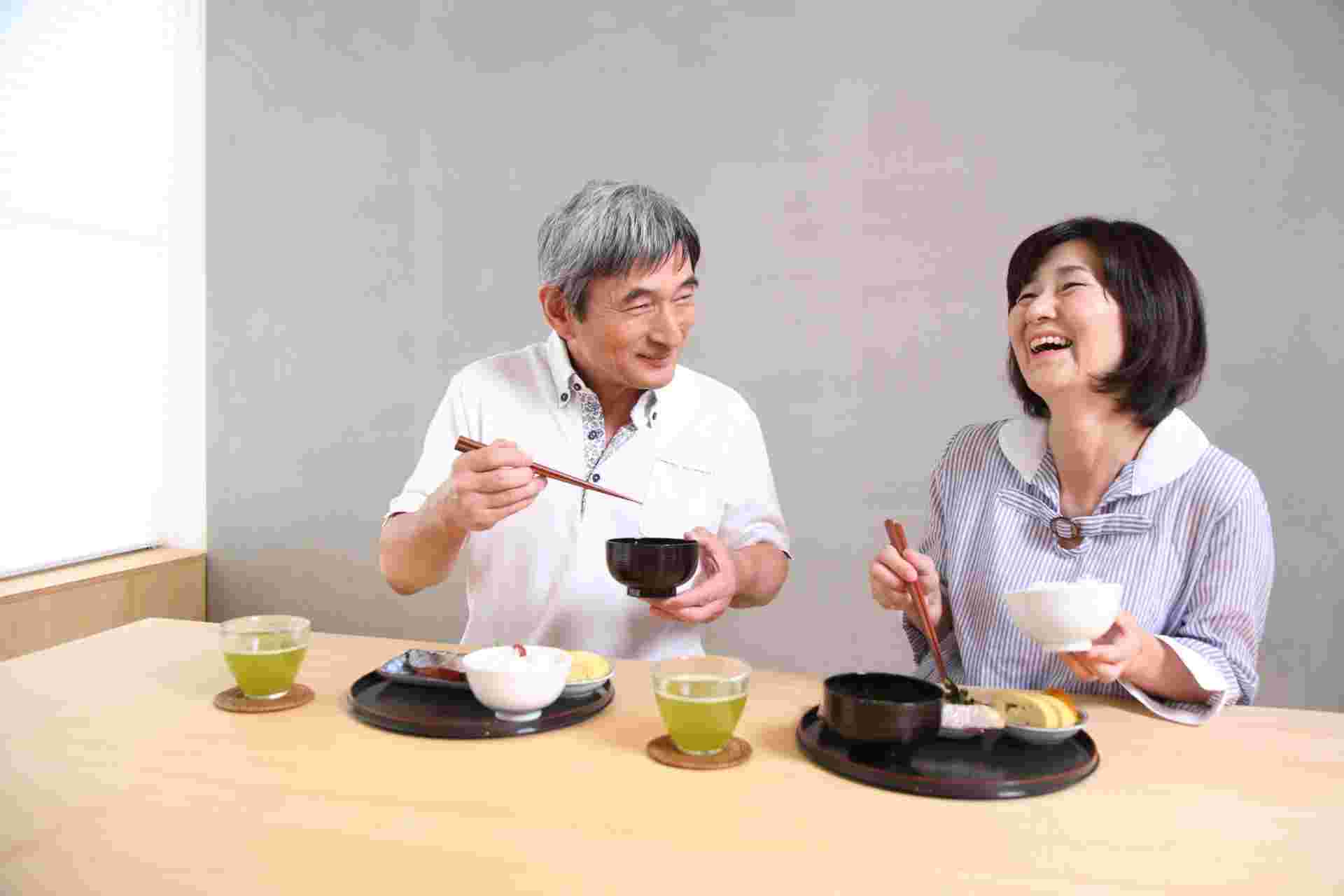 食事をする老夫婦