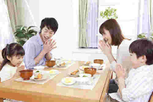 家族での食事風景