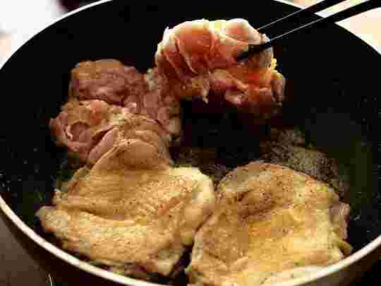 鶏肉をソテーしている様子
