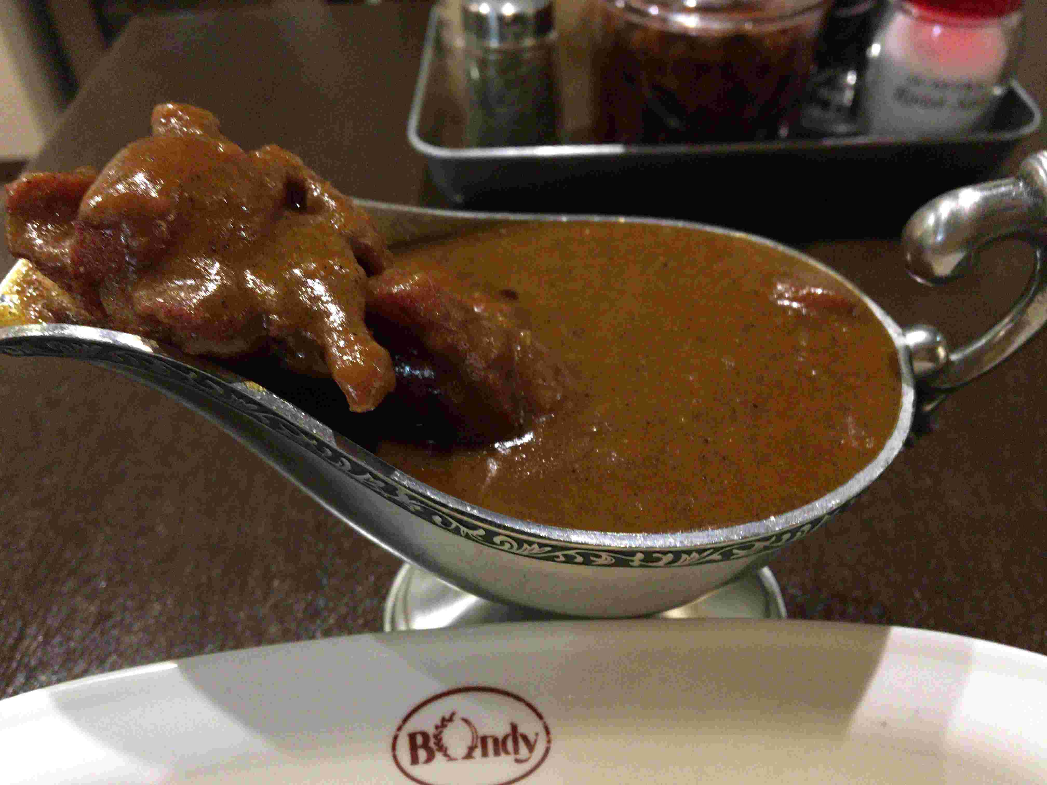 魔法のランプみたいな入れ物にカレールがたっぷり入って食欲をそそりそう