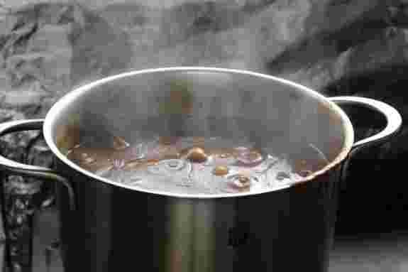 かなり大きめの煮込み鍋の中にカレールーが入り、湯気がでていて美味しそう