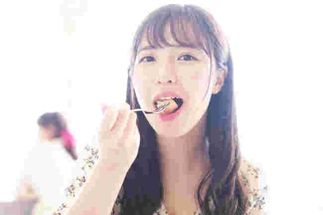 食事をする人の画像