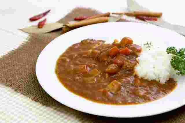 大きめの丸いお皿の上に白ご飯と野菜入りのカレーのルーが入れられブロッコリーが添えられて美味しそう
