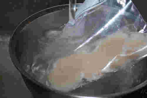 冷凍したホタテに水を張ったボウルで自然解凍する