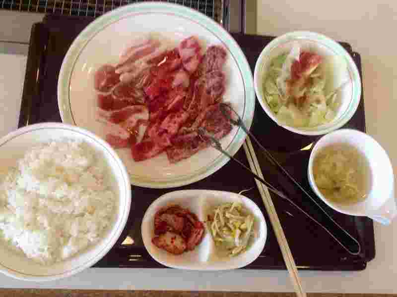 ごはんとお漬物とスープがついた焼肉定食