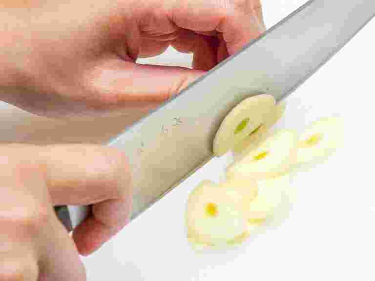 スライスされたにんにく