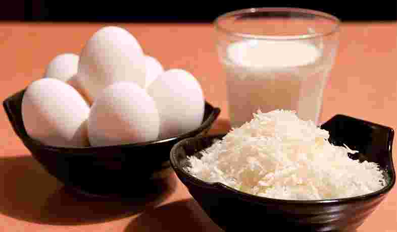 パン粉や牛乳そしてたまごがある