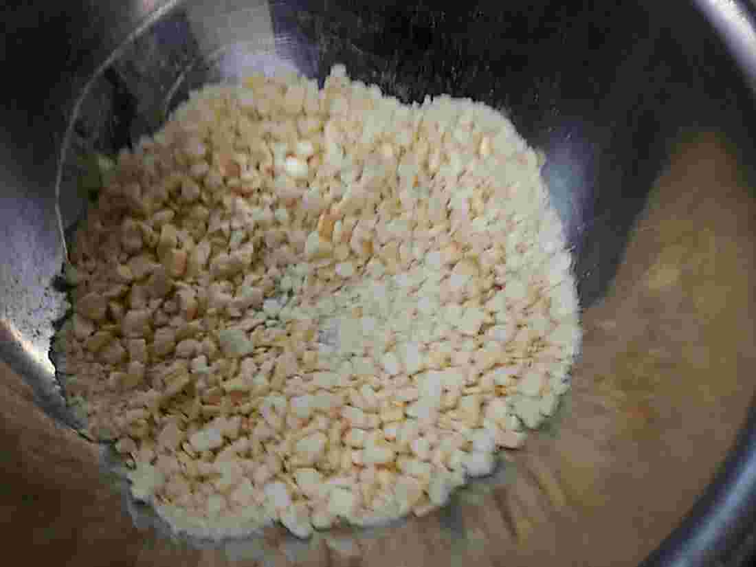 麩が細かく砕かられてボウルに入っている