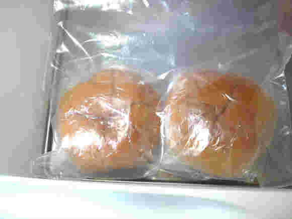冷凍したパンを常温解凍している様子