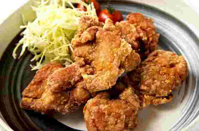 お皿に盛られた美味しそうなからあげ