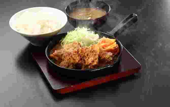 鉄板料理とご飯と味噌汁のセット