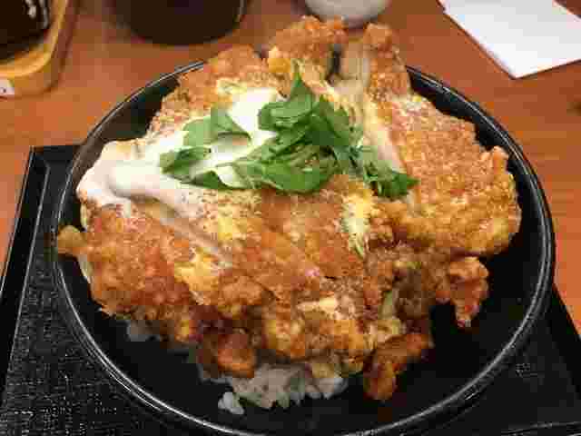 丼に盛られたカツ丼