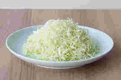 たっぷり盛られた千切りキャベツ