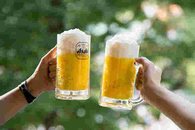 ビールのジョッキで乾杯している様子