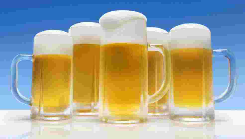 ビールのジョッキがたくさんある様子