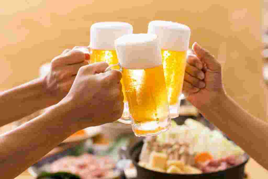 ビールで乾杯をしている様子