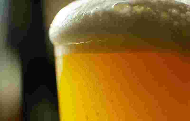 零れ落ちそうなビールの泡の様子