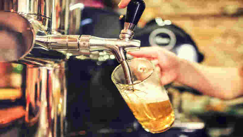ビールサーバーでビールを注いでいる様子