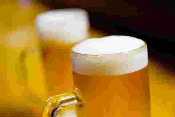 一度注ぎで注がれたビールの泡の様子