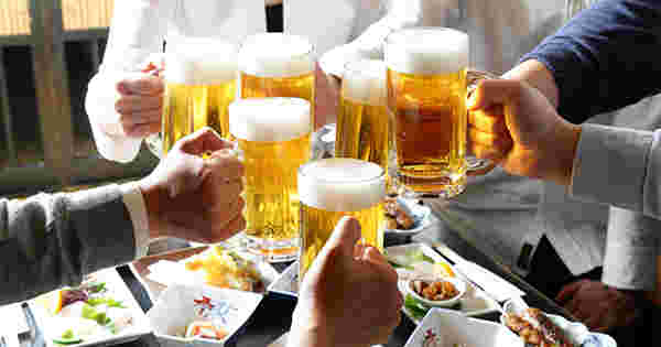 ビールで乾杯をしている様子