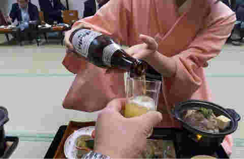 ビールをお酌している様子