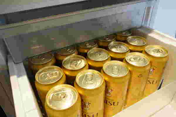 缶ビールを冷蔵庫で冷やしている様子