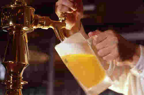 ビアサーバーでビールを注いでいる様子