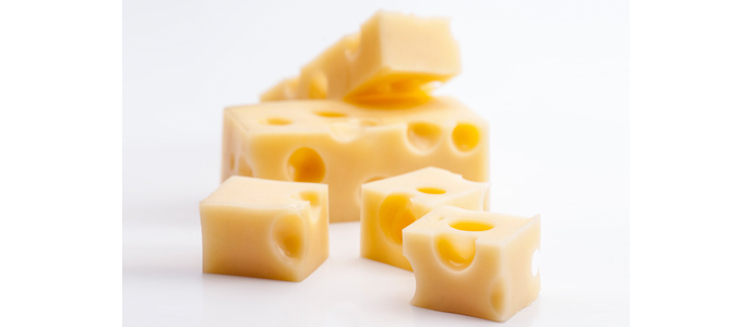 カットしたエメンタールチーズを並べた様子