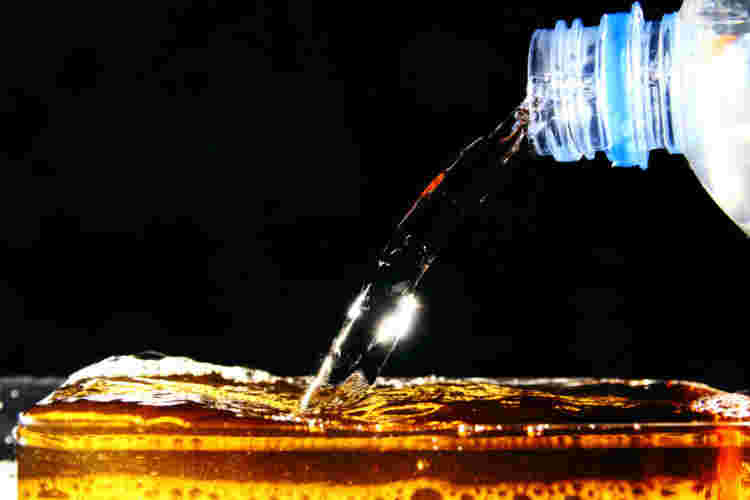 ウイスキーに水を注いでいる様子