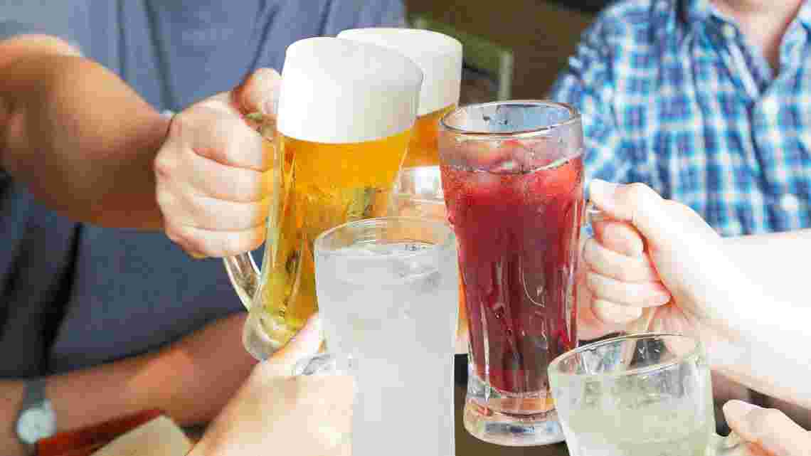 お酒をもって乾杯している様子