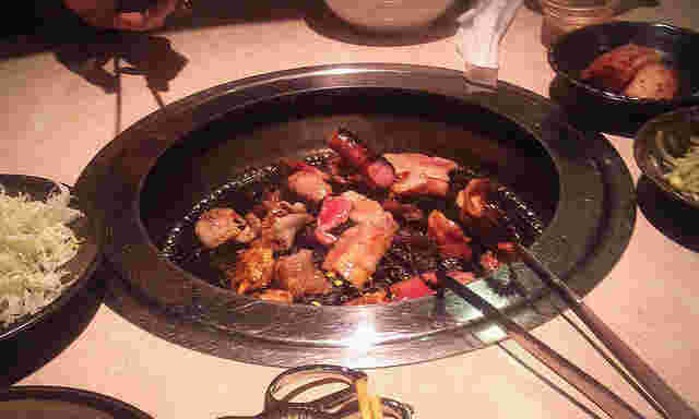 網の上でお肉を焼いている様子