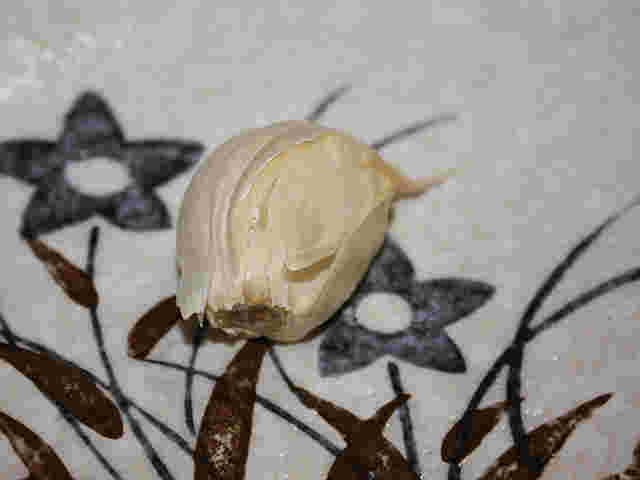 レンジにかけたにんにく1片