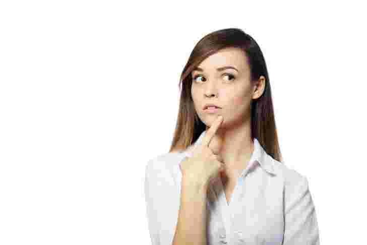 女性が考えている様子