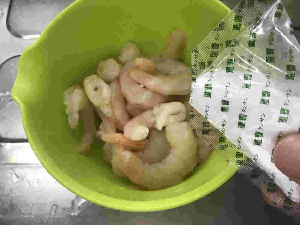 解凍したエビに重曹をふりかける